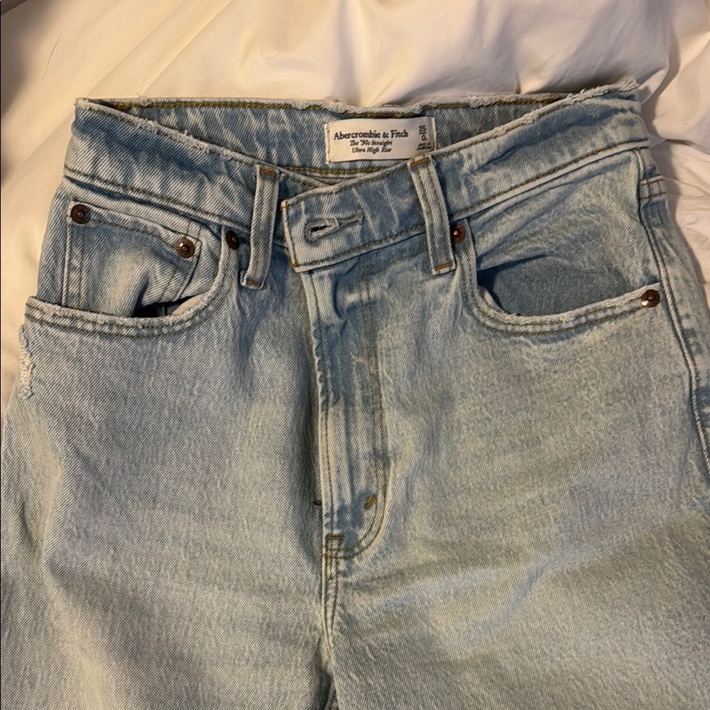 Abercrombie & Fitch Light Wash 90s Straight Ultra High Rise Jeans. NWOT